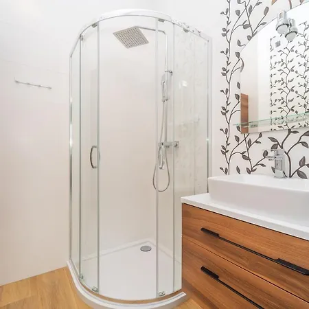 Golden Garden Gates Apartment *